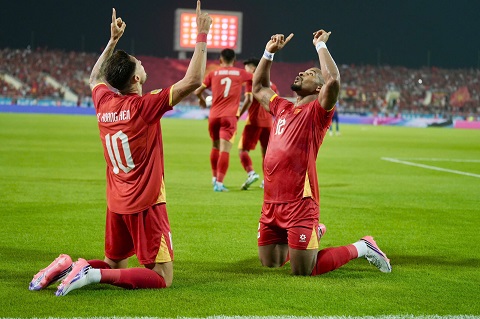 Trực tiếp Việt Nam 1-1 Thái Lan: Hai Long dứt điểm bật khung thành